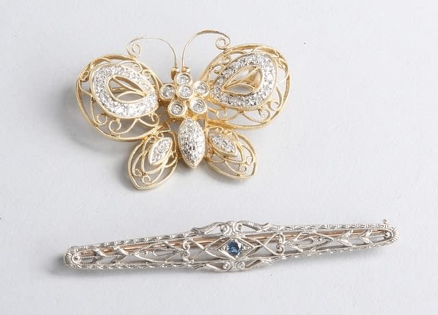 Appraisal: KW gold and sapphire filigree bar pin stamped K sapphire