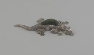 Appraisal: A private collection of Edwardian novelty pincushions A lizard alligator