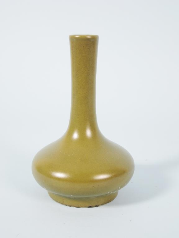 Appraisal: A Chinese small club shape Vase with tea dust green