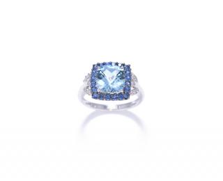 Appraisal: AN AQUAMARINE AND SAPPHIRE RING AN AQUAMARINE AND SAPPHIRE RING