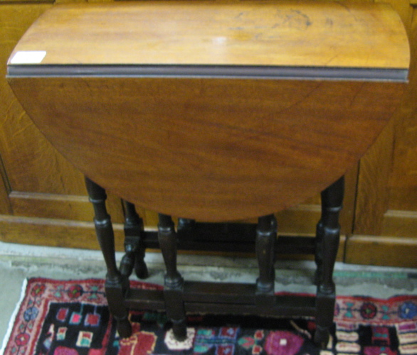 Appraisal: A PETITE DROP-LEAF OCCASIONAL TABLE American c 's The mahogany