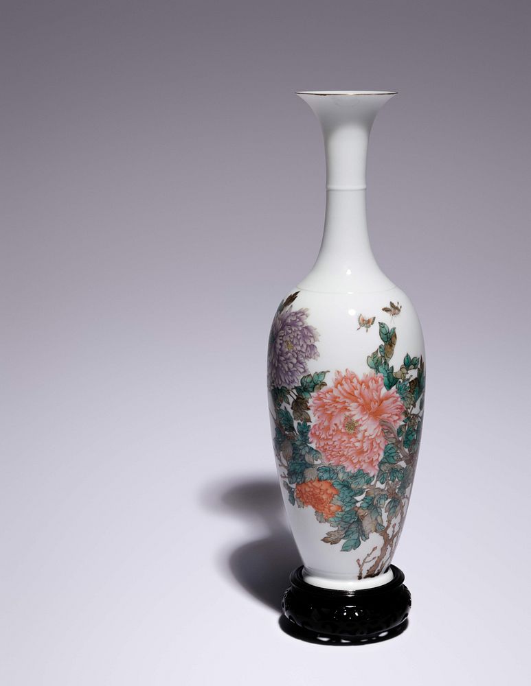 Appraisal: A Famille Rose Porcelain Amphora Vase Height in cm A