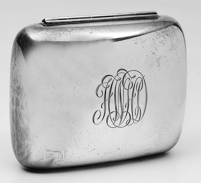 Appraisal: A DREW SONS SILVER SOAP BOX with marks for London