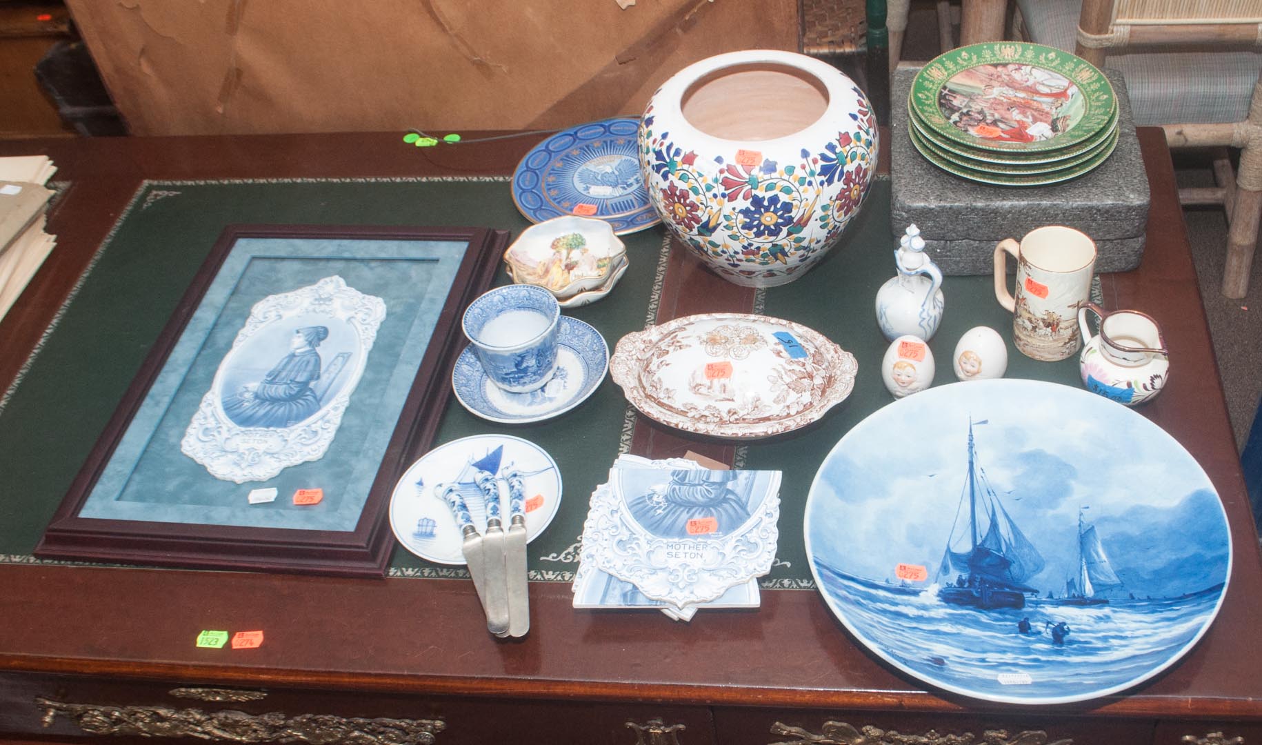 Appraisal: Assortment of decorative items including Delftware transferware collector's plates and