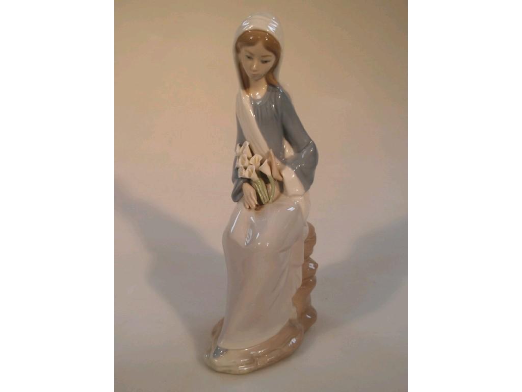 Appraisal: A Lladro figure of a young girl seated with a