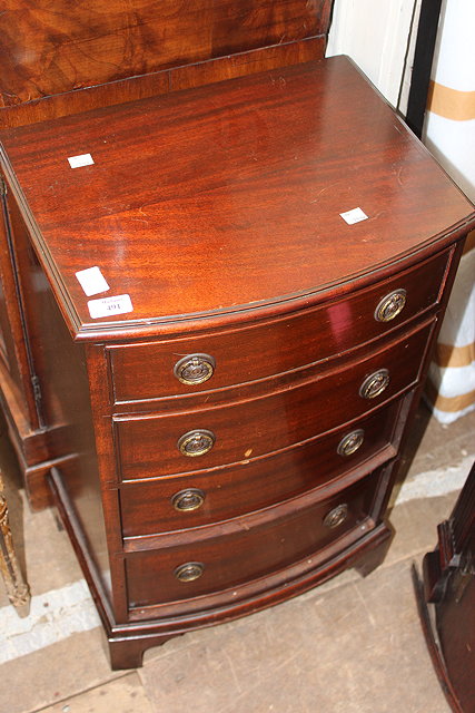 Appraisal: A SMALL MAHOGANY BOW FRONTED CHEST OF FOUR DRAWERS standing