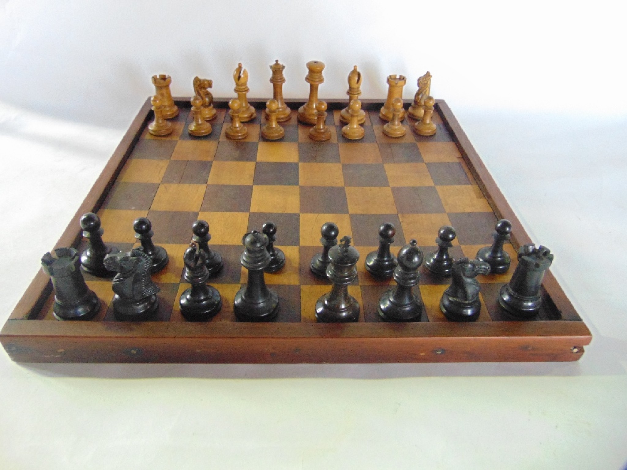 Appraisal: A good quality complete Georgian treen chess set in box