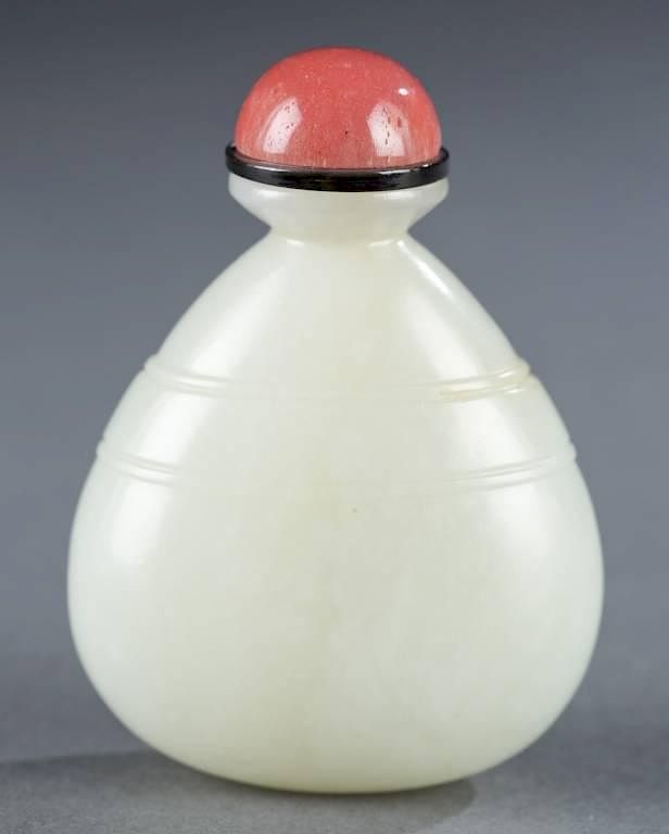 Appraisal: White jade Chinese snuff bottle A white jade Chinese snuff