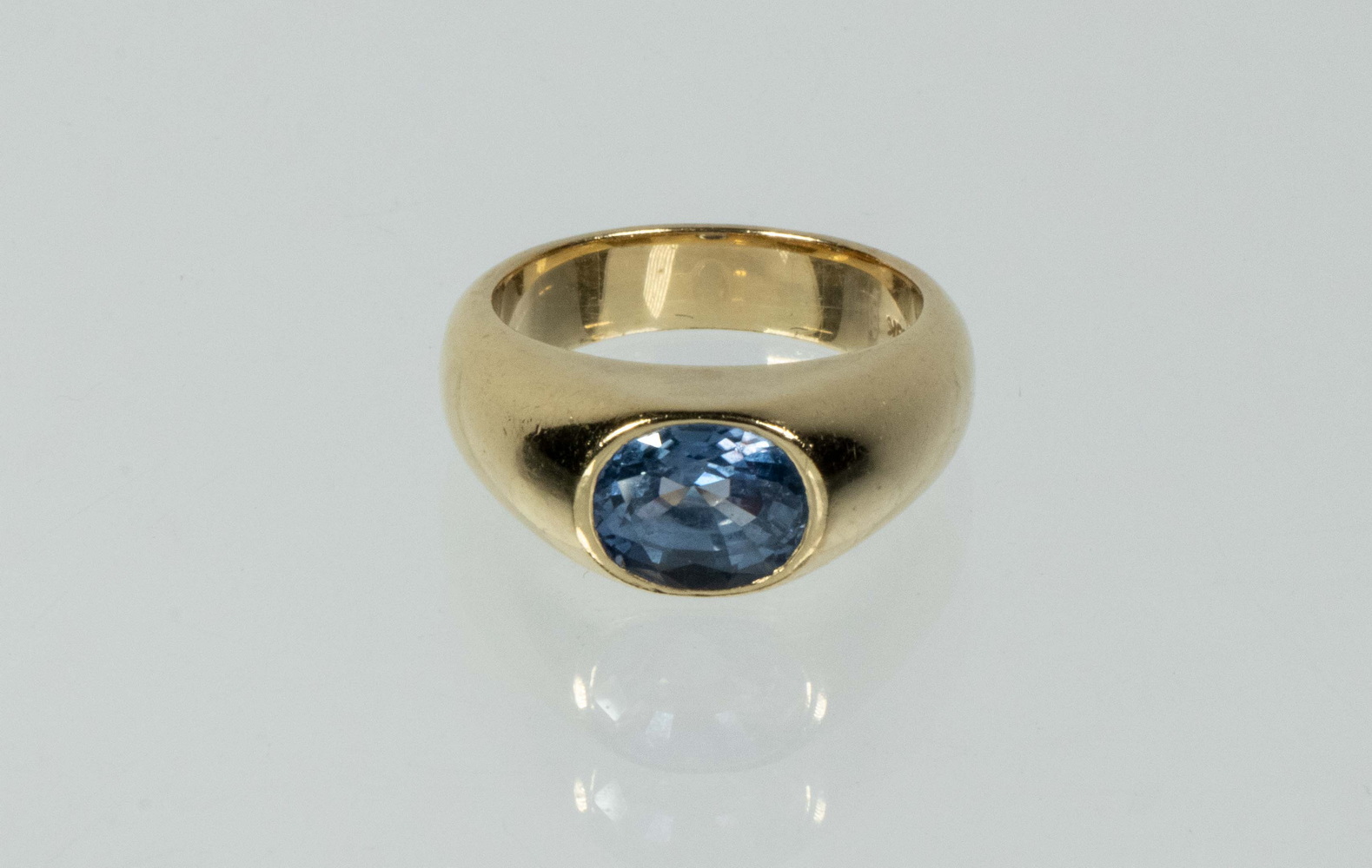 Appraisal: LADIES K GOLD AND SAPPHIRE RING Gypsy style bezel set