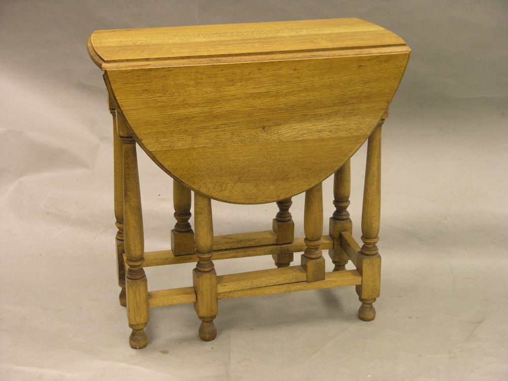 Appraisal: A solid light oak gateleg table on baluster turned underframe