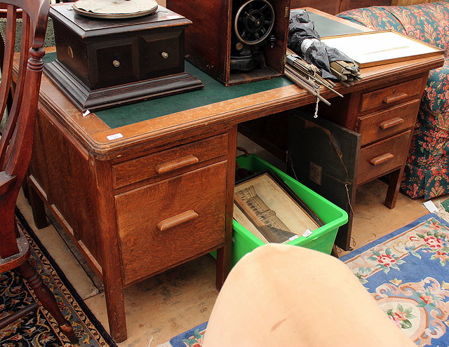 Appraisal: AN EARLY TO MID TH CENTURY OAK PEDESTAL DESK green