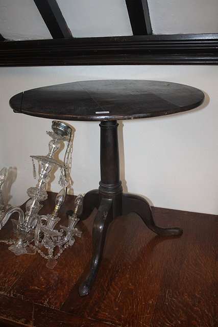 Appraisal: A TH CENTURY OAK CIRCULAR OCCASIONAL TABLE with gun barrel