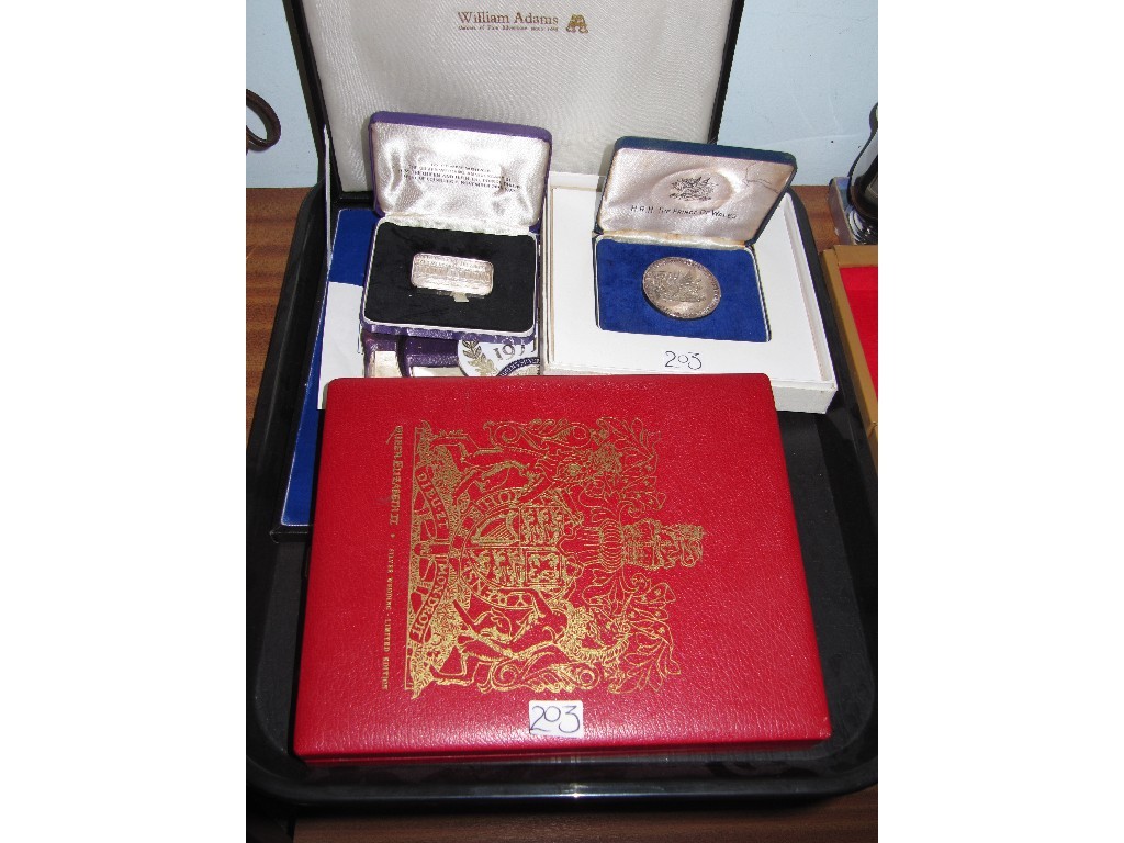 Appraisal: Lot comprising two cased silver commemorative plates a similar ingot