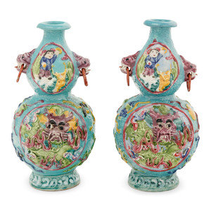 Appraisal: A Pair of Chinese Famille Rose Porcelain Vases LATE TH