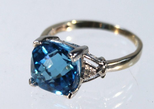 Appraisal: A dress ring with central blue stone and white stone