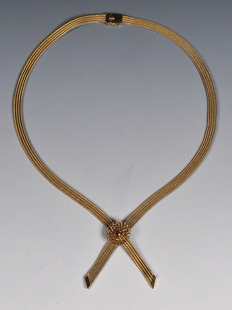 Appraisal: AN CT GOLD NECKLACE of stylised ribbon form the central