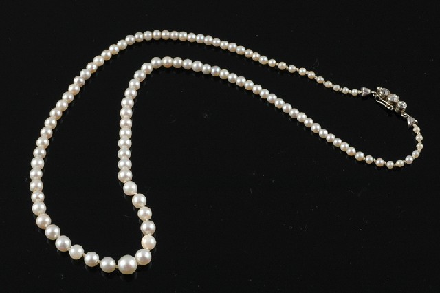 Appraisal: A STRAND OF CULTURED PEARLS The graduated cultured pearls measuring