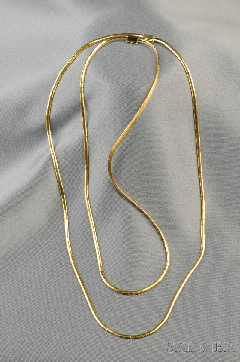 Appraisal: Two kt Gold Chains each of box links with Florentine