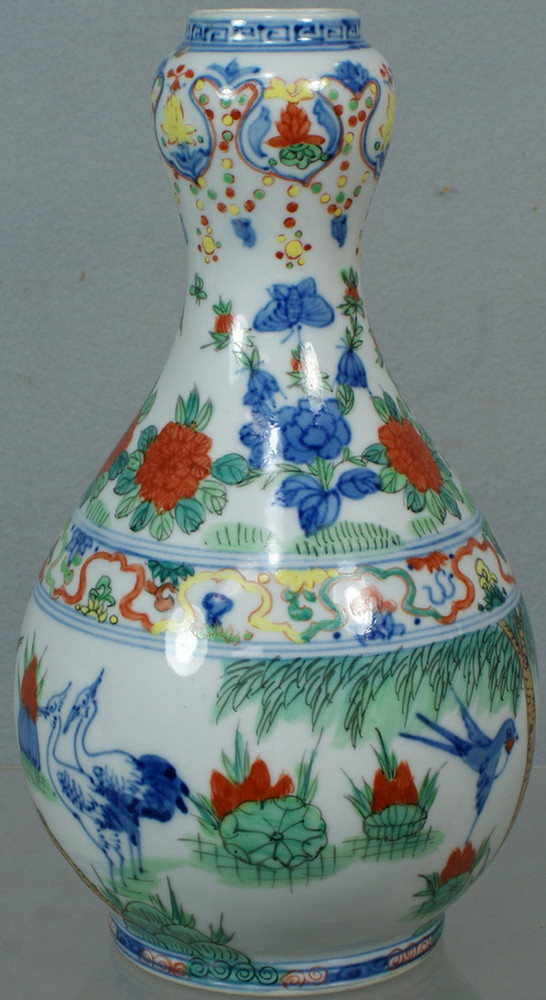 Appraisal: Chinese Wu Cai five color garlic top vase reign mark