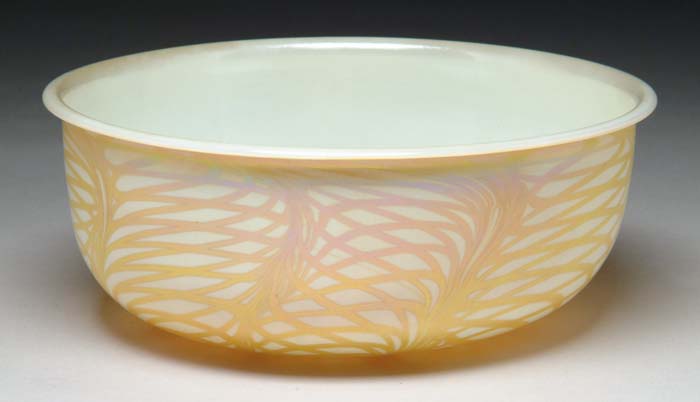 Appraisal: QUEZAL DECORATED BOWL Pretty Quezal bowl has overlapping pulled feather