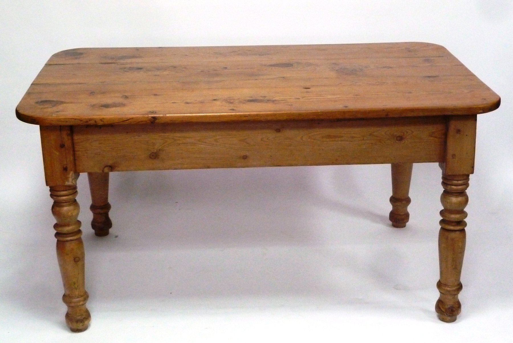 Appraisal: A pine kitchen table with single deep drawer set on