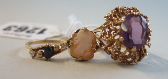 Appraisal: A ct gold and amethyst set single stone ring claw