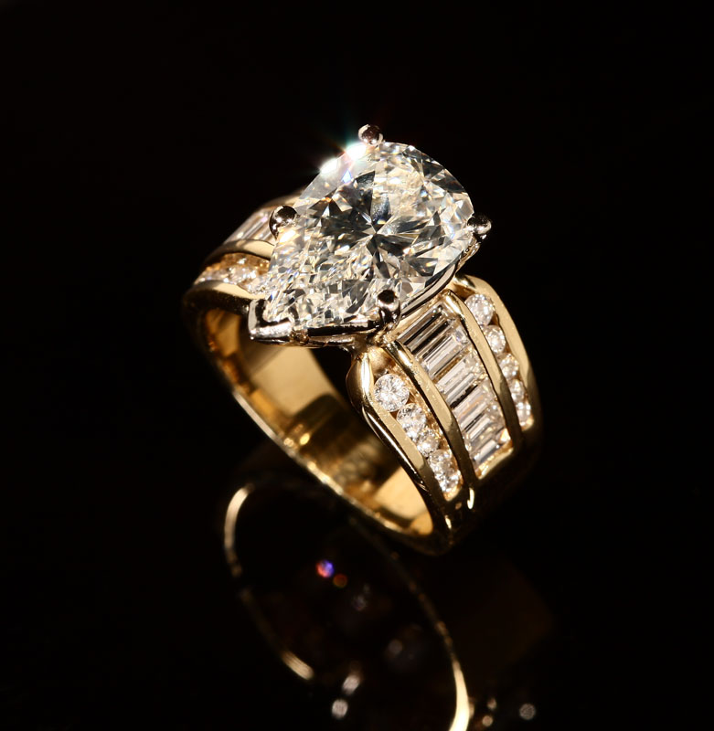 Appraisal: An K yellow gold and cts pear-shaped diamond ring Centering