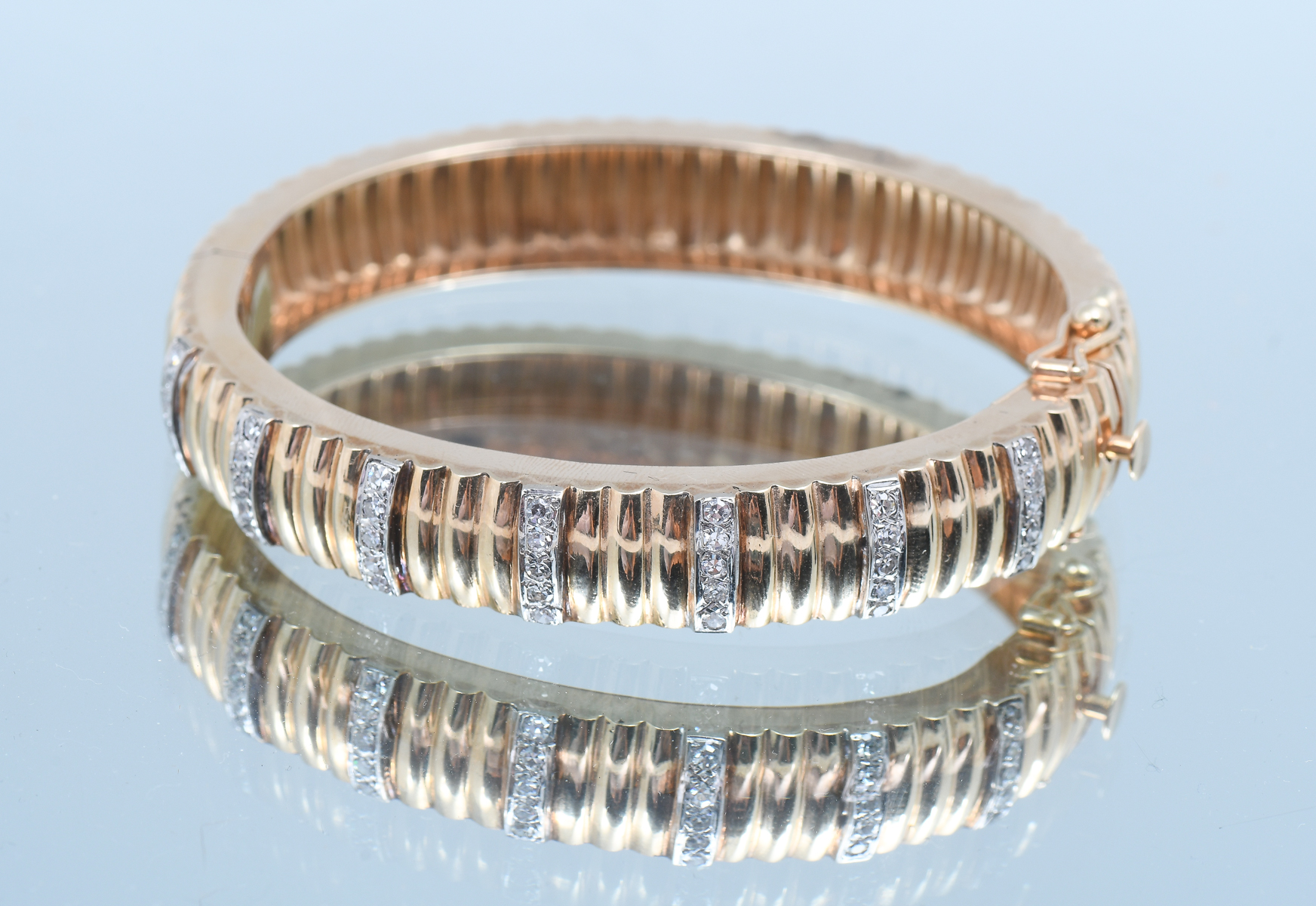 Appraisal: K CTW RIBBED DIAMOND BANGLE K yellow gold ribbed hinged