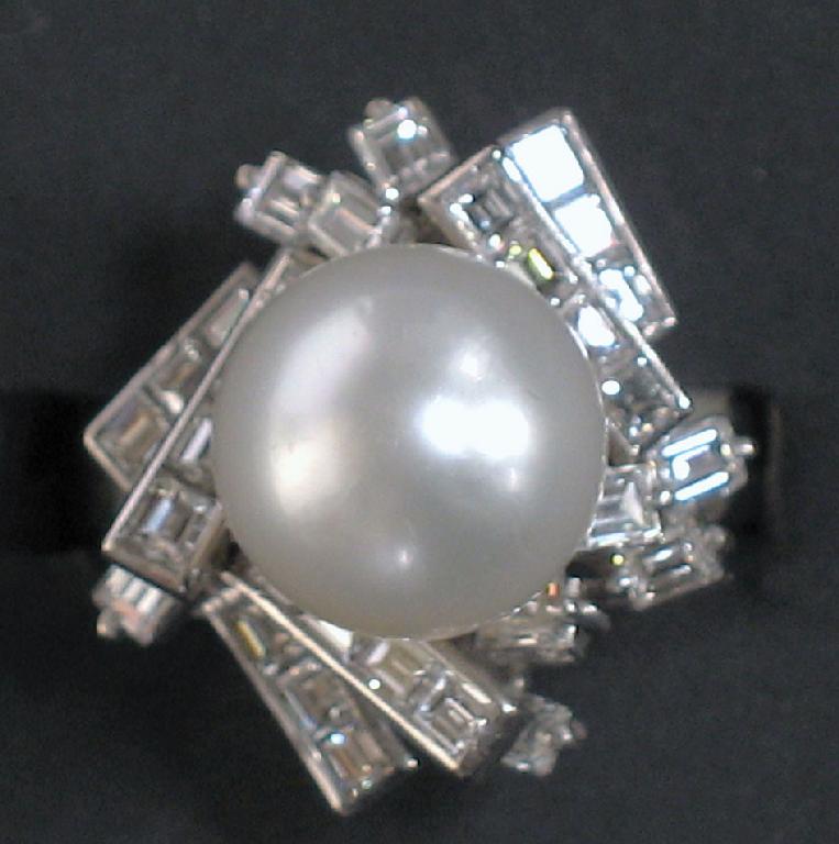 Appraisal: A MODERNIST STYLE DIAMOND DRESS RING a large cultured pearl