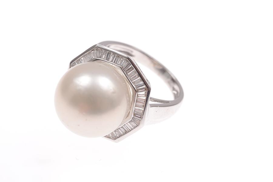 Appraisal: A PEARL AND DIAMOND CLUSTER RING IN CT WHITE GOLD