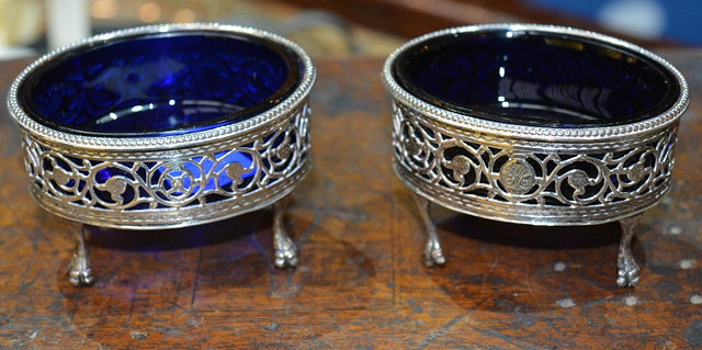 Appraisal: A pair of Georgian silver saltsof oval form with pierced