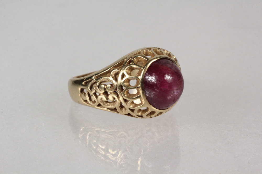 Appraisal: GENT'S RING - K Yellow Gold Ring and Star Ruby