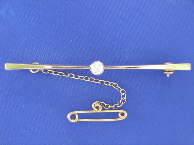 Appraisal: A vintage ct gold estimated ct diamond bar brooch length