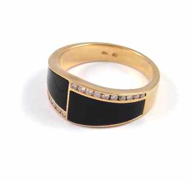 Appraisal: MAN'S BLACK ONYX AND DIAMOND RING k yellow gold with