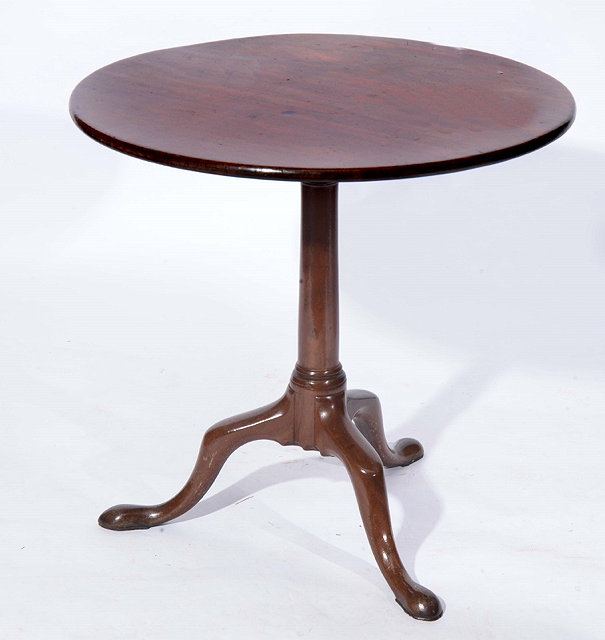 Appraisal: A GEORGE III MAHOGANY CIRCULAR OCCASIONAL TABLE on central column