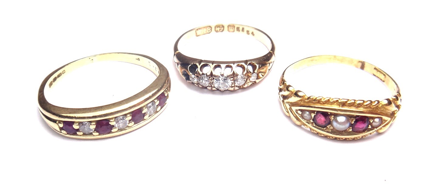 Appraisal: A Victorian ct gold and diamond set five stone ring