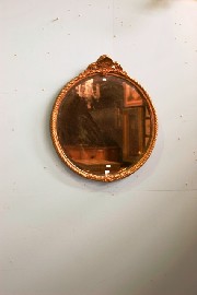 Appraisal: A circular gilt mirror