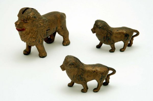 Appraisal: One large and two small cast iron lion form still