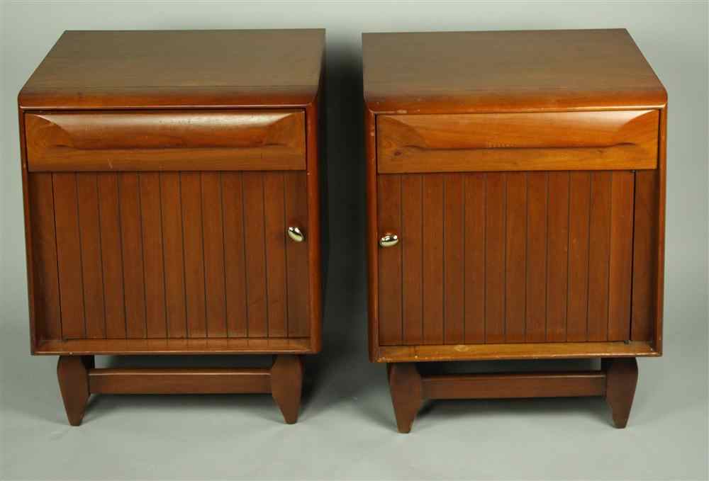 Appraisal: PAIR OF WIDDICOMB WALNUT SIDE TABLES each having a rectangular