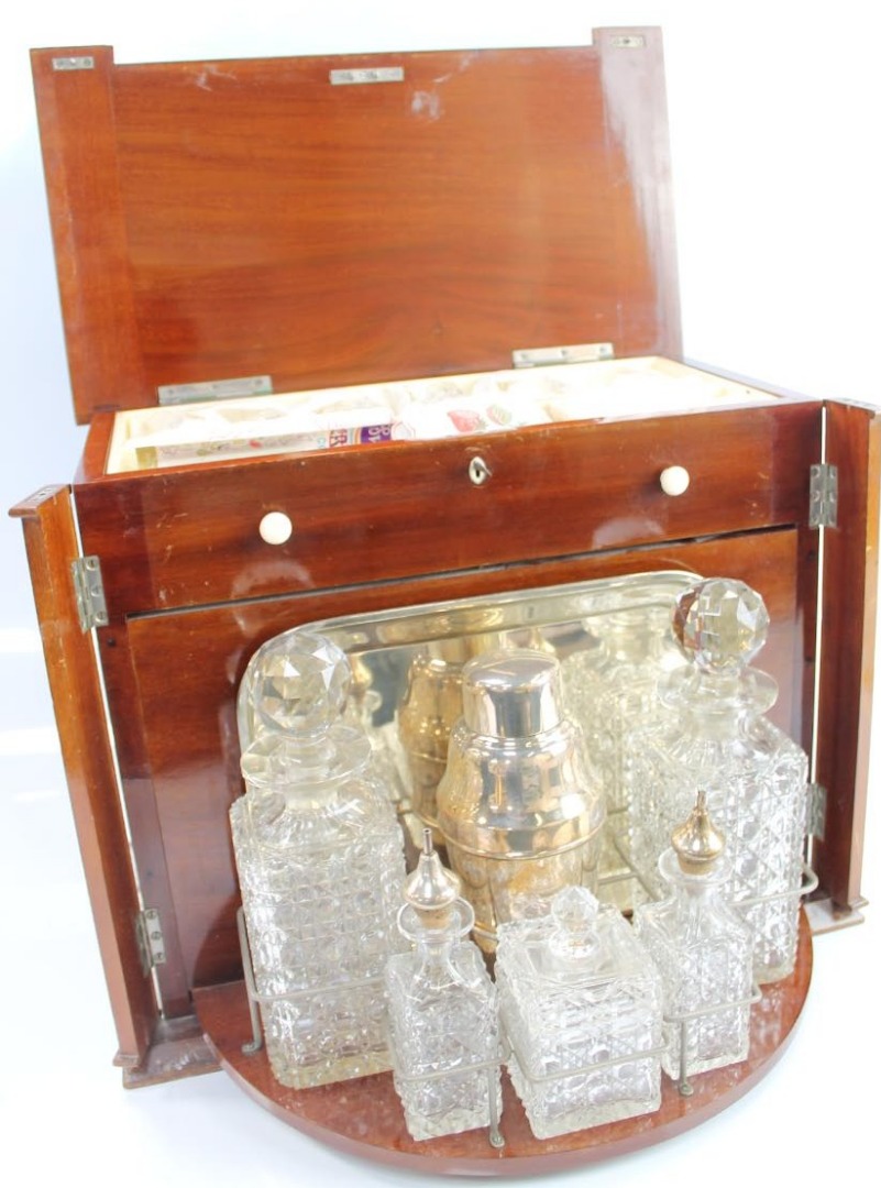 Appraisal: A mahogany Wellington chest style table top drinks cabinet with