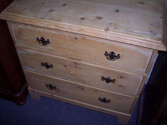 Appraisal: A pine chest of three drawers on bracket feet cm