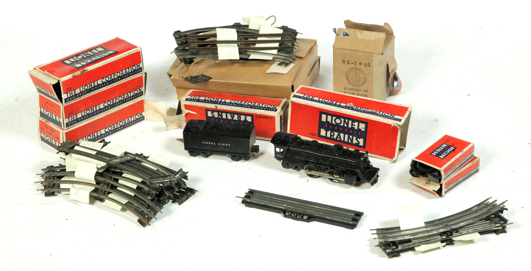 Appraisal: LIONEL LINES WORLD WAR TWO ERA FOUR-PIECE STEAM CONSIST AND