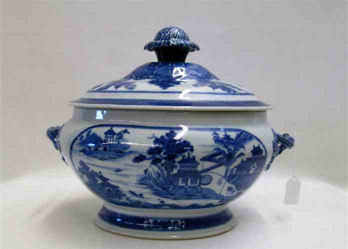 Appraisal: CHINESE BLUE AND WHITE EXPORT PORCELAIN COVERED TUREEN having landscape