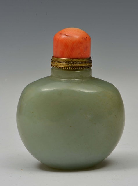 Appraisal: A CHINESE GREEN AND MOTTLED JADE SNUFF BOTTLE of ovoid