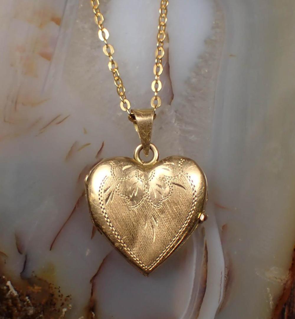 Appraisal: ITALIAN MADE EIGHTEEN KARAT GOLD LOCKET WITH CHAIN with a