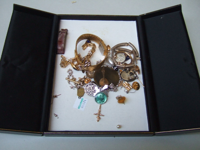 Appraisal: A group of jewellery including a diamond set initial T