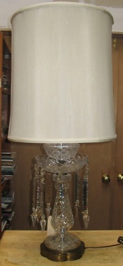 Appraisal: AN AMERICAN HAND CUT AND ENGRAVED GLASS BASED TABLE LAMP