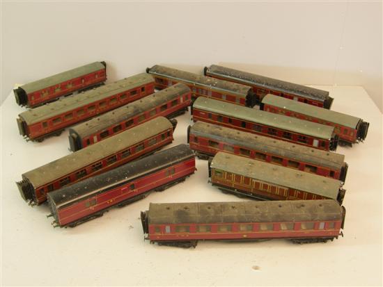 Appraisal: Twelve 'O' gauge carriages by Exley and other makers all