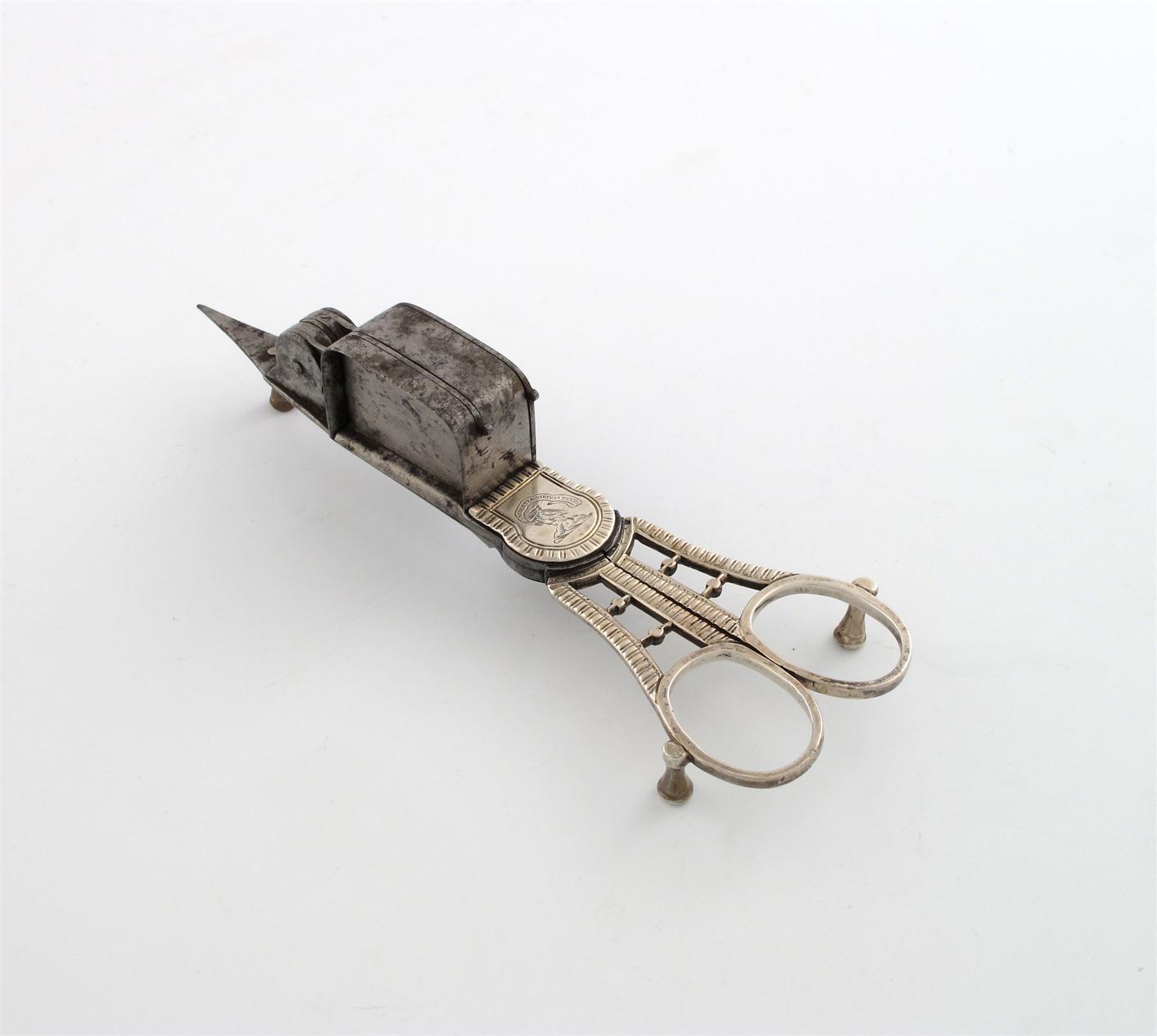 Appraisal: A pair of George III silver-handled scissor action wick trimmers