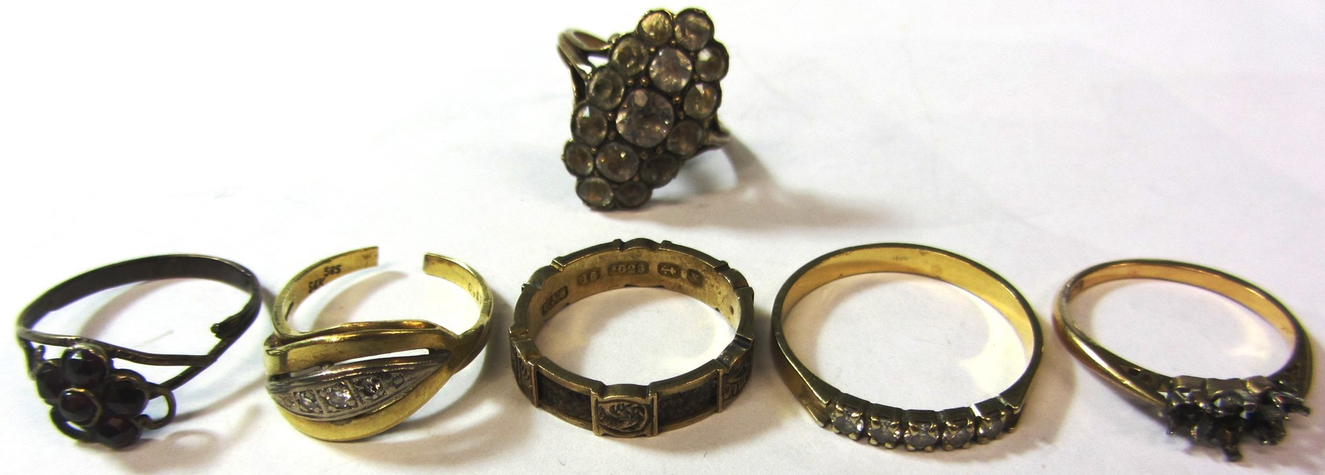 Appraisal: A gold ring mounted with three circular cut diamonds in